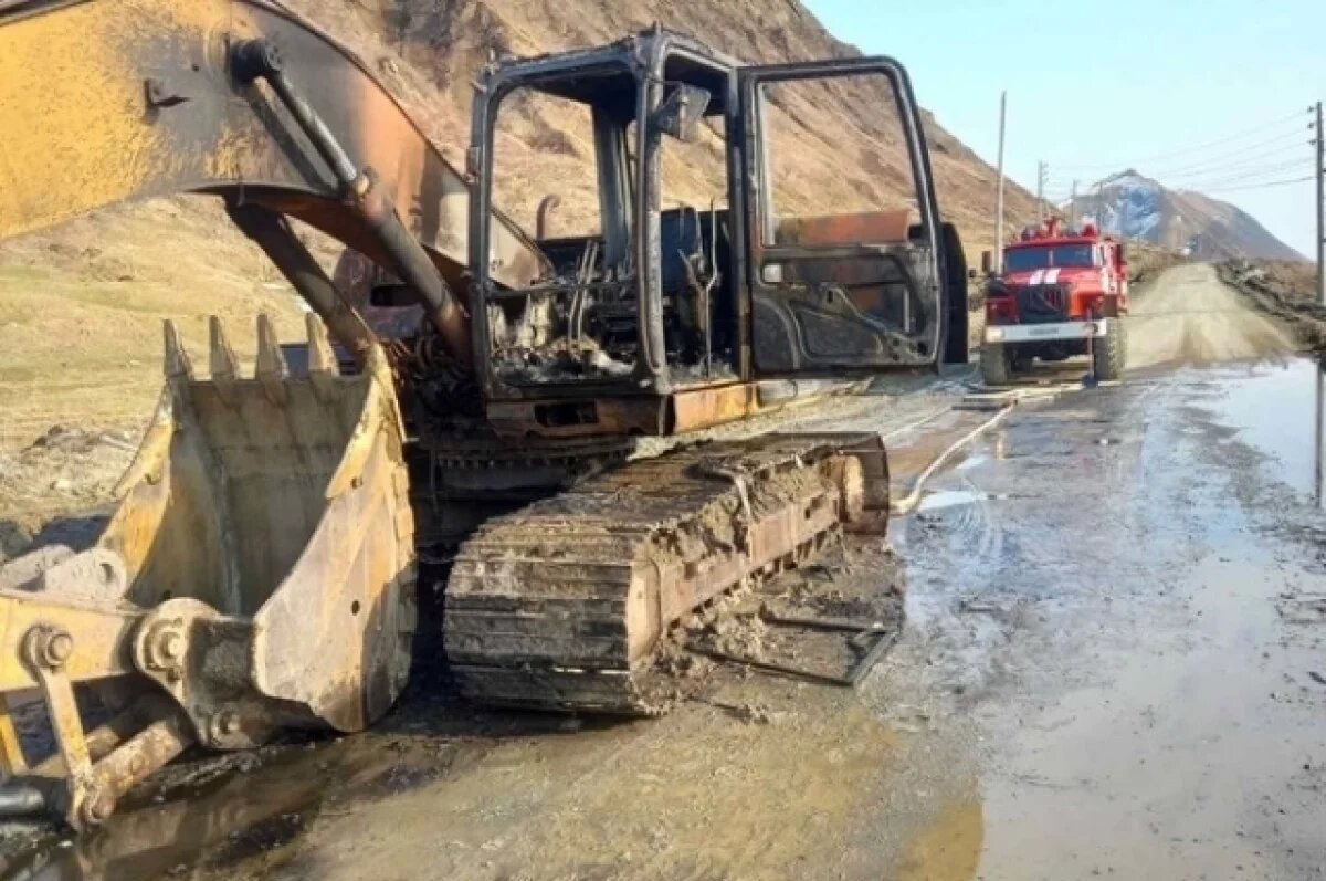    Появились фото экскаватора, сгоревшего в Невельском районе Сахалина