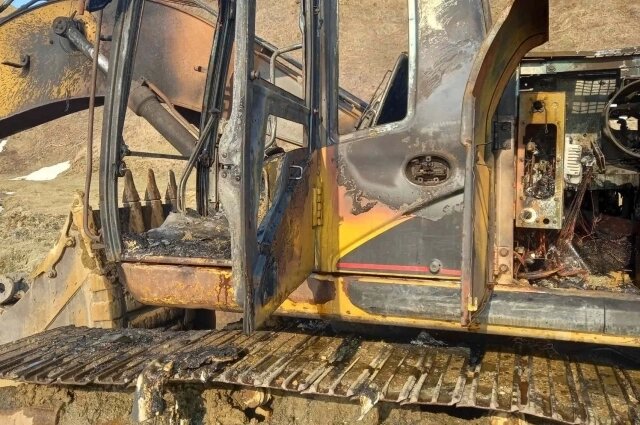    Из топливной системы экскаватора разлилось горючее. Фото: пресс- служба ОКУ «ПСС Сахалинской области»