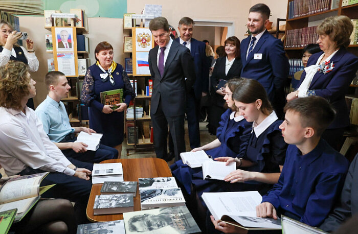 Губернатор Приморья общается с педагогами и учениками сельской школы / фото: Иван Дякин, пресс-служба правительства Приморского края