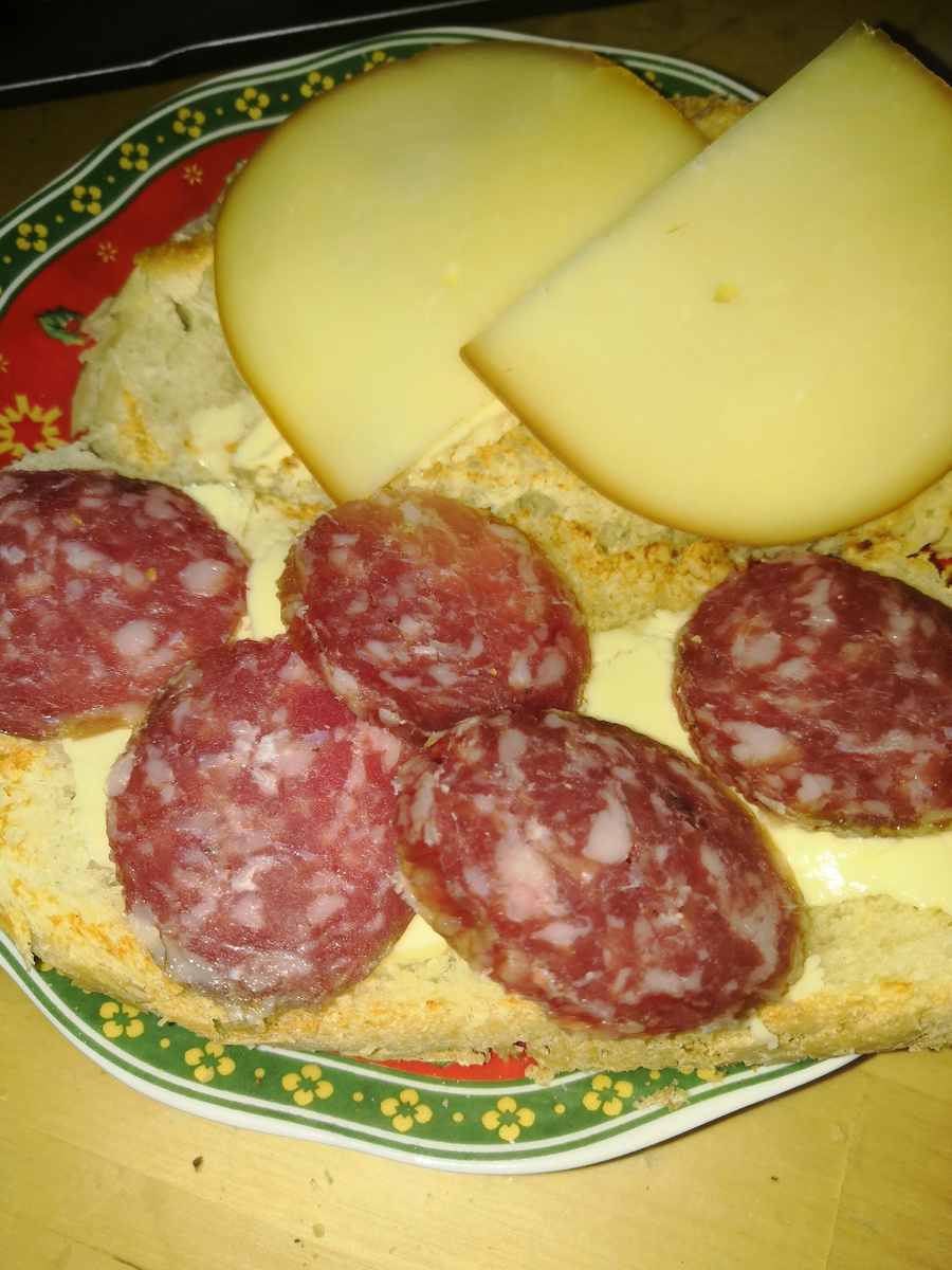 Добмашняя колбаска из мяса, домашний сыр из молока, домашний хлеб и масло покупное, но вполне неплохое на вкус, из чего - не знаю