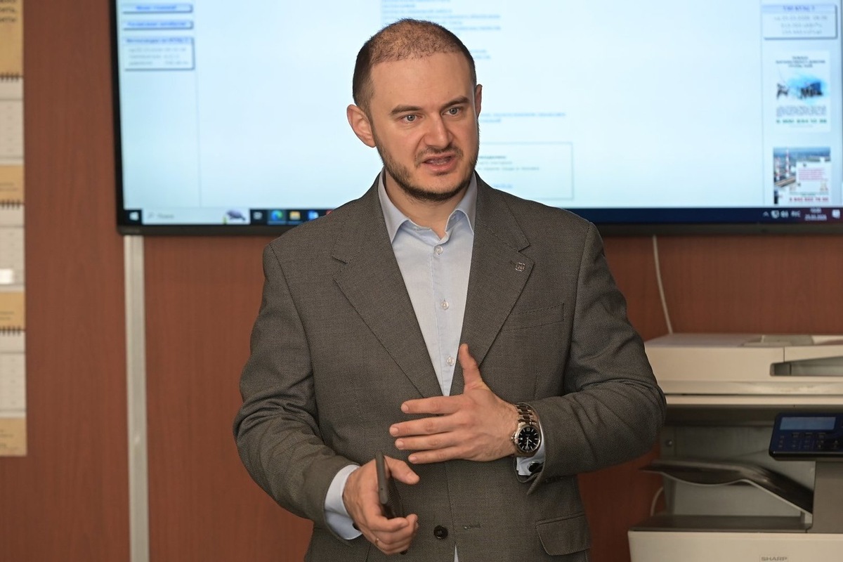    Студентов приветствовал руководитель группы подбора и адаптации персонала АО «ТАИФ» Артур Михель. Динар Фатыхов / realnoevremya.ru