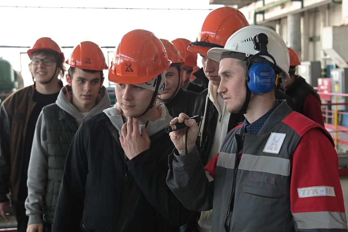    Во время экскурсии студенты получили уникальную возможность увидеть оборудование в действии и пообщаться с опытными специалистами. Динар Фатыхов / realnoevremya.ru