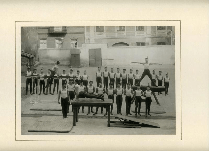 В конце 19 века гимнастике обучали только учеников гимназий в рамках военной подготовки. Источник — История России в фотографиях