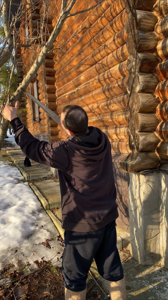 Убираю ветвь, которая сильно бьёт по дому на ветру.