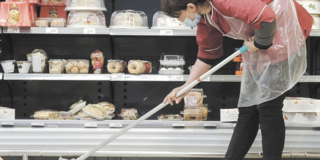 «Пенсия — 17 тысяч. Вакансии — по 12 часов»: 58-летняя пенсионерка рассказала о попытках закрыть долг, работая в Москве