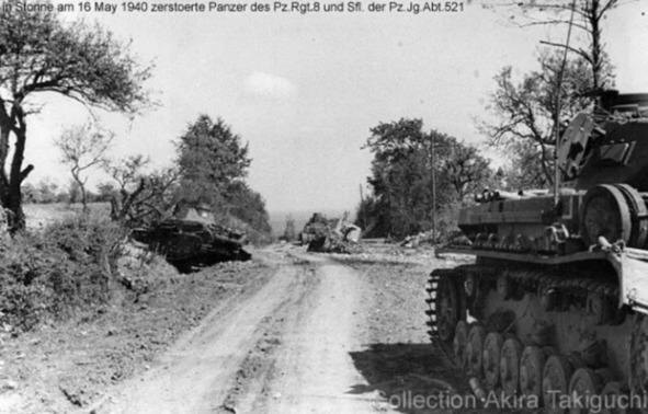 Фото из немецкого архива. Как видно по подписям — это подбитые немецкие танки 10-й дивизии у деревни Стонне