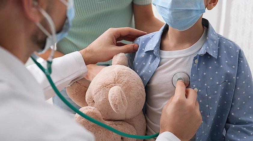 Фото https://gemotest.ru/upload/resize_cache/iblock/275/alyurnqtzeoqklyyeinyjp9d0s0qgzgq/842_472_2/Tuberkulez_u_detey.jpg