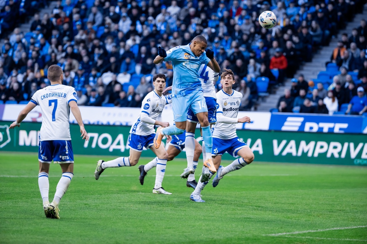 Джон Джон забивает гол в ворота московского "Динамо" - он лучший из пришедших в "Зенит" легионеров, по мнению Юрия Желудкова. Фото: ФК "Зенит". 