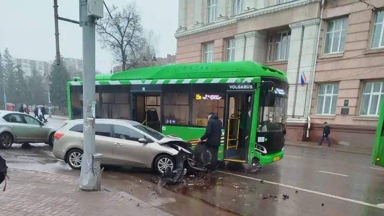     В Курске ДТП с автобусом и легковушкой у Драмтеатра затруднило движение