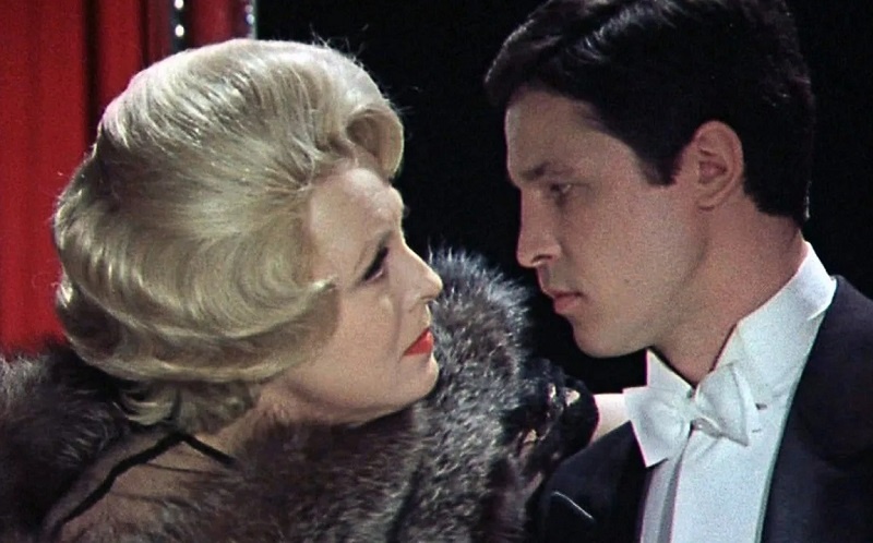 На экране сие прощалось только зарубежным дивам... Кадр из фильма «Театр» (1978). Кинопоиск.ру.