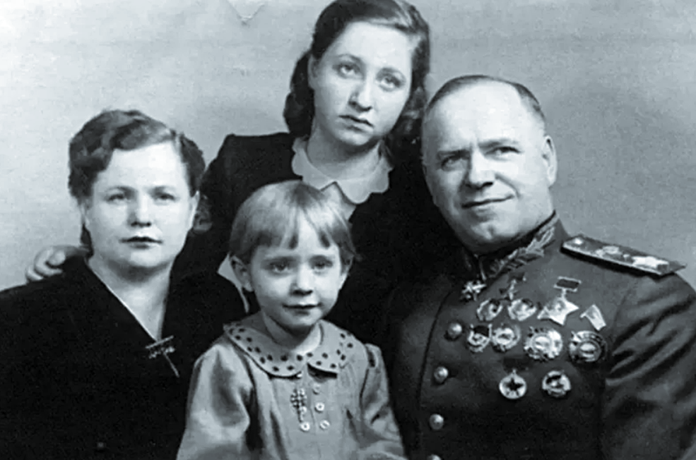 Военачальник с супругой Александрой Диевной и дочерьми Эрой (вверху) и Эллой.