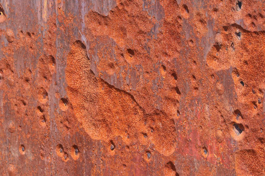 Крупный план участка с сильной коррозией и язвами, который обычно очень сложно обследовать и в отношении которого владельцы объектов испытывают трудности с доверием к результатам.