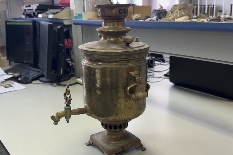    Самовар уставлен различными клеймами. Фото: пресс-служба Уральского таможенного управления