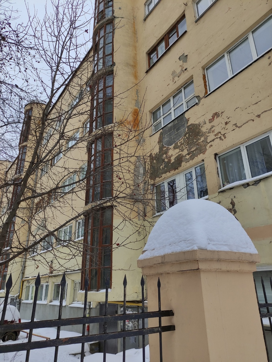 Архитекторы этих домов — М. Я. Гинзбург, А. Л. Пастернак, инженер С. Л. Прохоров. 