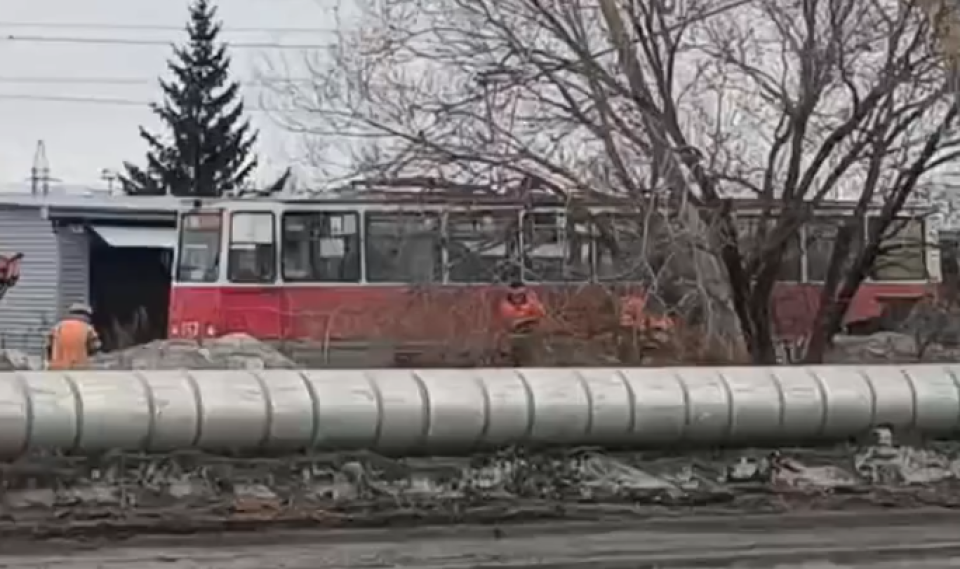    Трамвай, на который упал столб. Источник: "Бийск 22"