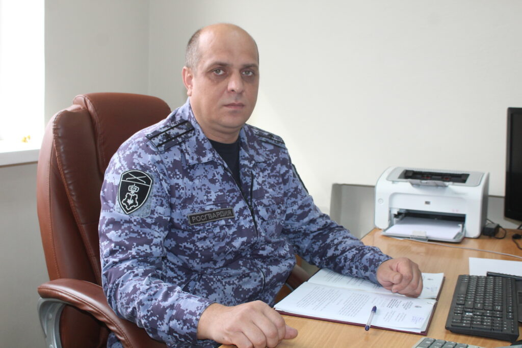   Начальник отделения вневедомственной охраны по Крымскому району войск национальной гвардии России по Краснодарскому краю Николай Мартынович:
– Под нашей охраной находится порядка 400 объектов – как социальных, так и коммерческих. Все они оснащены тревожными кнопками, при срабатывании которых на место незамедлительно выезжает наряд Росгвардии. admin