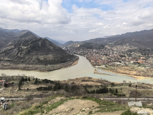 Мцхетская стрелка - слияние Куры (слева) и Арагви (справа). Мцхета - справа на фото, в медуречье