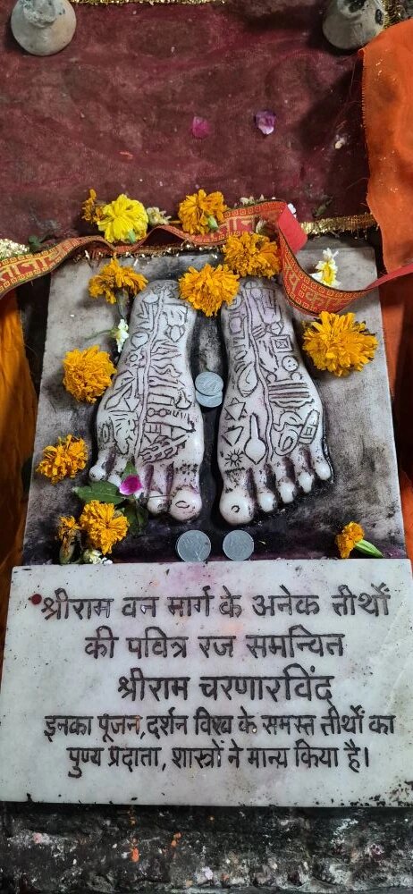 Фото из пещеры, где укрывались Рама и Сита. Там мы пережили очень интересный опыт...