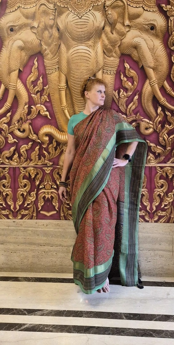 Автор "в образе". Второе сари не успела надеть - оставила на особый случай. Кстати, теперь у меня аж 3 сари.