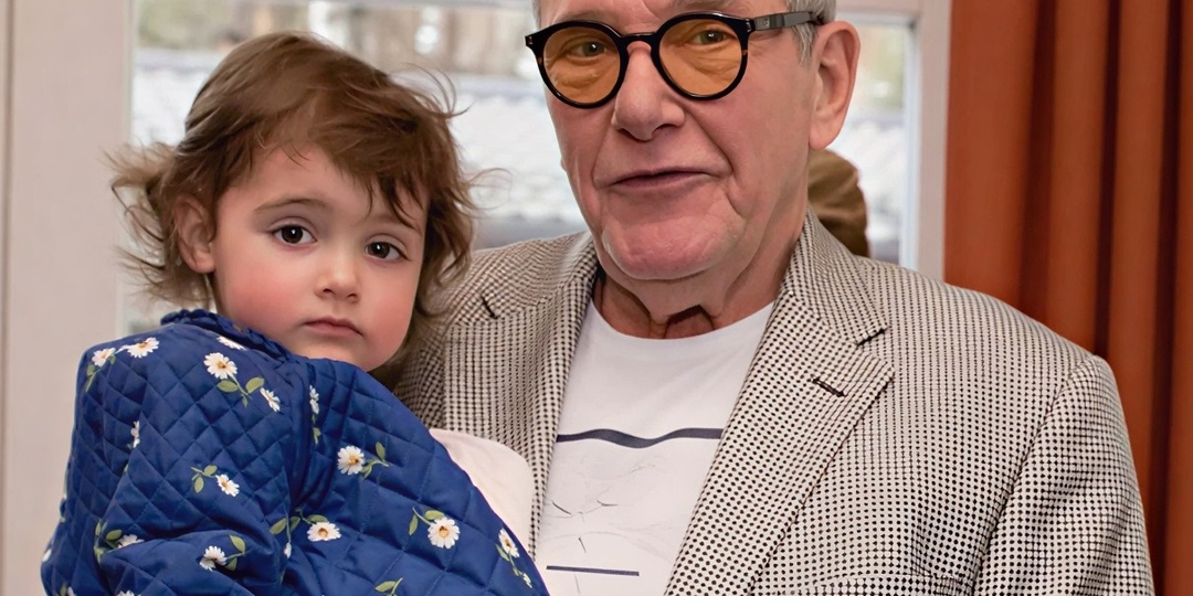 В 86 лет у Эммануила Виторгана растут 2 маленькие дочки с необычной особенностью. Как они выглядят сейчас?