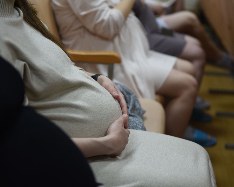     Курские студентки получают пособие по беременности и родам от Соцфонда