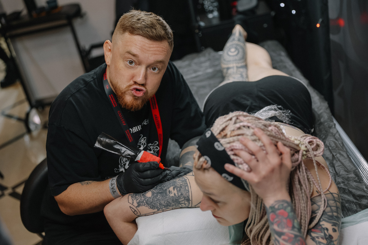 Татуировка на девушке в Полинезии