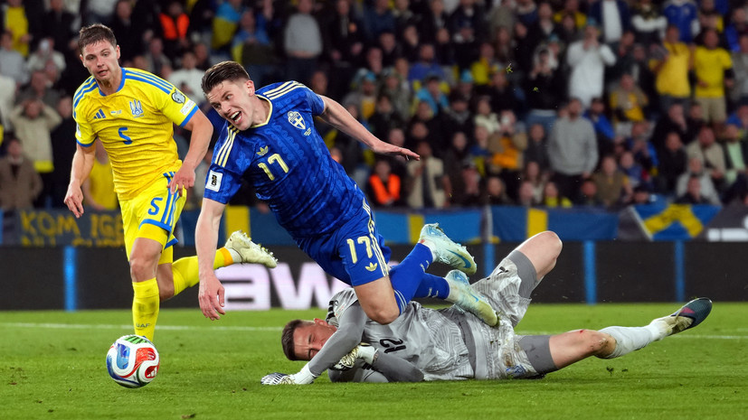     Анатолий Трубин сбивает Виктора Дьёкереша в собственной штрафной Gettyimages.ru Alex Caparros - UEFA