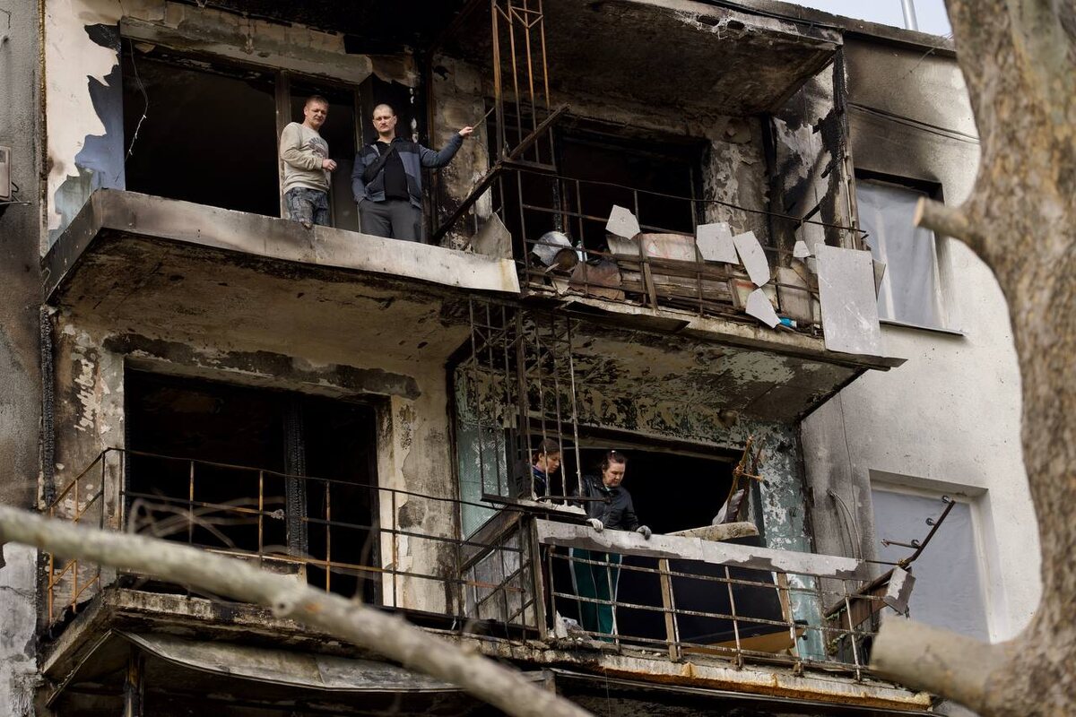     Жилой дом после взрыва в Севастополе    
Telegram-канал Михаила Развожаева