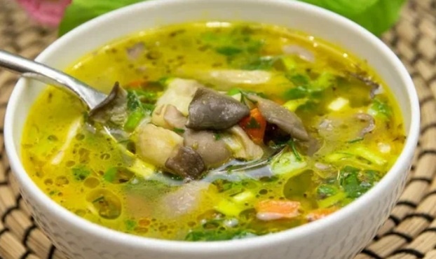 Грибной суп из шампиньонов с картофелем.