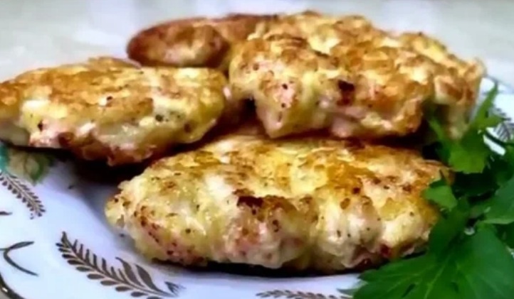 Рубленная котлета из куриного филе на сковороде.