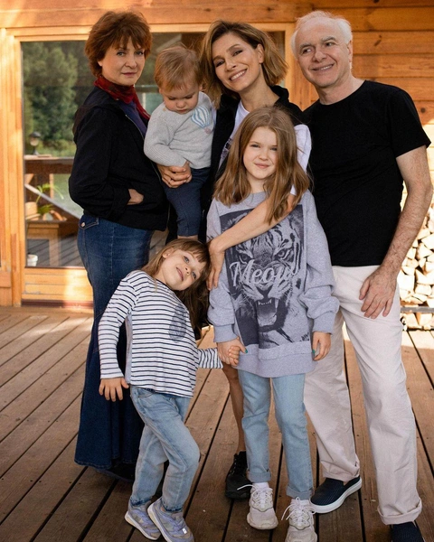 Елена с детьми и родителями