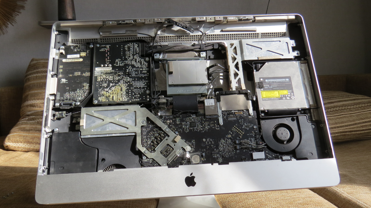 Так он выглядит внутри, и как нетрудно заметить, здесь далеко не только компьютер