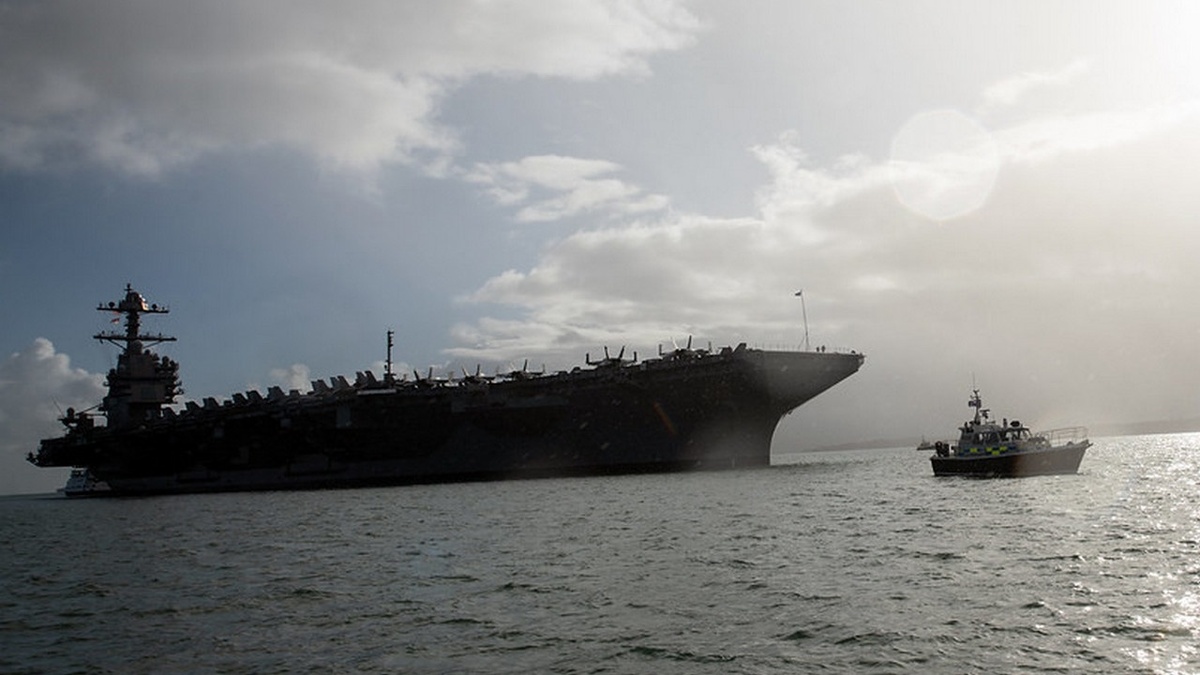    Авианосец USS Gerald R. Ford отправился в ремонт.