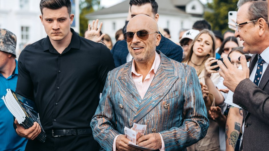 Дмитрий Нагиев в роли олигарха Василия Баранова устраивает пир на весь мир в родном городе – мгновения до того, как фортуна отвернётся от него