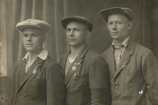 Первые значкисты ГТО в Тихорецке. Слева направо Малютин Г.В., Мирошниченко Д.Н., Ковтун И.Г. Фото Тихорецкого историко-краеведческого музея.