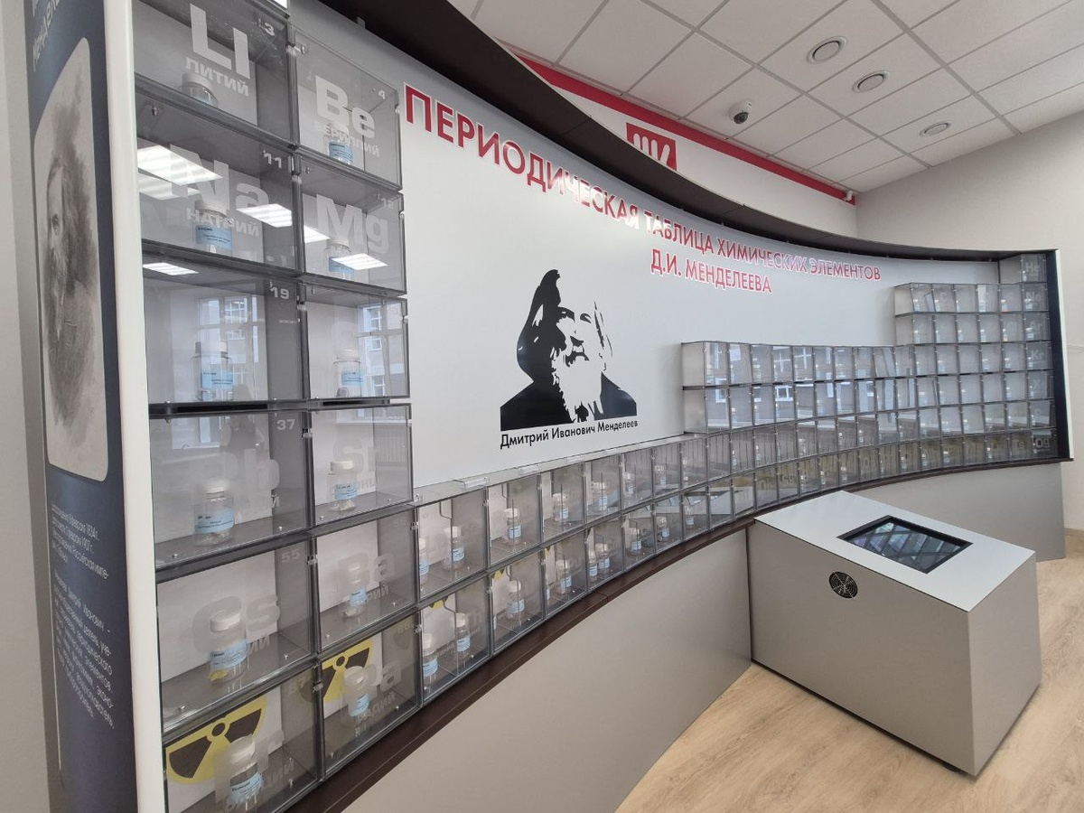 Вот, например, кабинет химии в этой школе. Интерактивная таблица Менделеева.