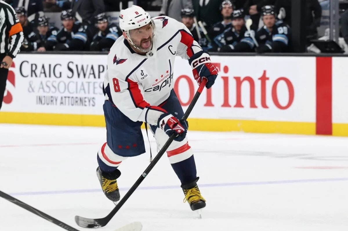    Форвард «Вашингтон Кэпиталз» Алекс Овечкин забивает второй гол в ворота «Юта Маммот».