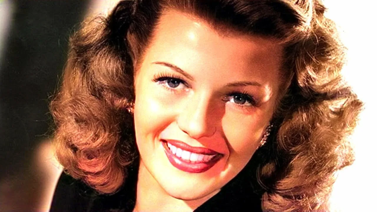 "Я прятала бриллианты в волосах 20 лет и вышла замуж за свое отражение": шокирующие мемуары Риты Хейворт о любви к осьминогам и коллекции чужих перчаток