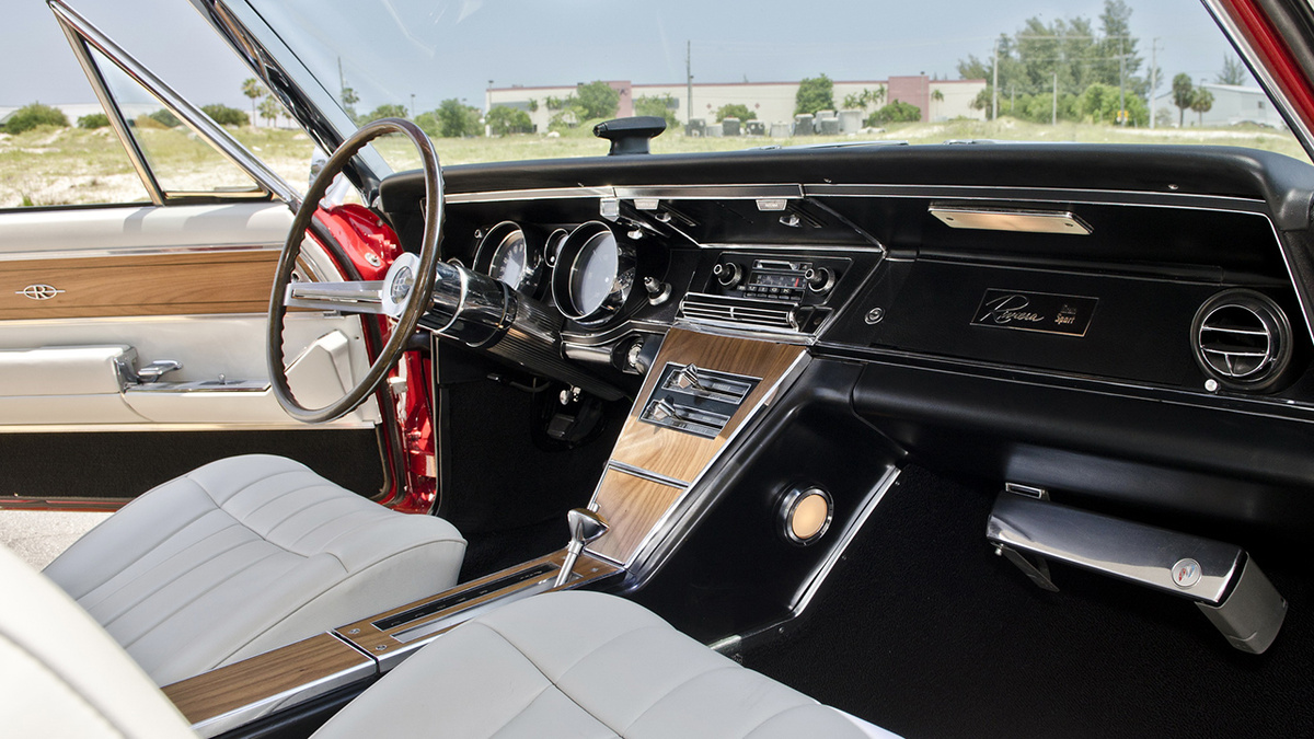 Для своего времени список опций и варианты отделки Buick Riviera были по-настоящему впечатляющими, сопоставимыми с флагманскими моделями Cadillac. В максимальной комплектации машина содержала электростеклоподъемники, автоматический переключатель света, круиз-контроль, радиоприемник с функцией подстройки, кондиционер и т.д. 