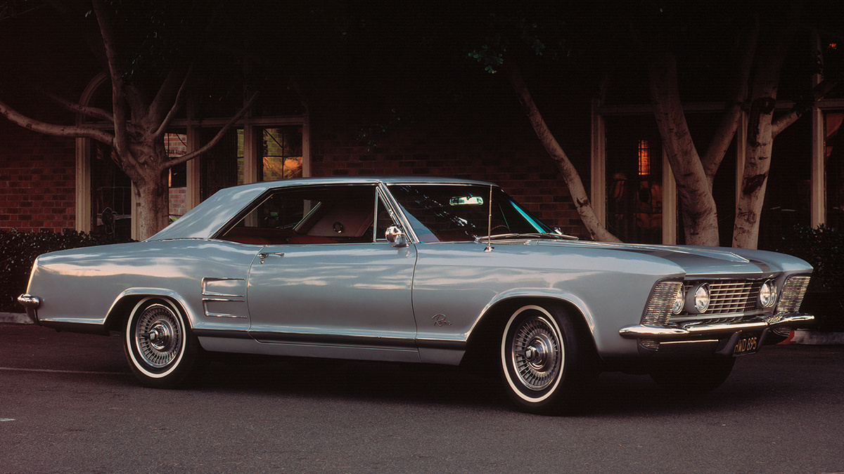 Вместо пухлых форм 1950-х, Riviera ввела моду на острые, как бритва, края передних и задних крыльев