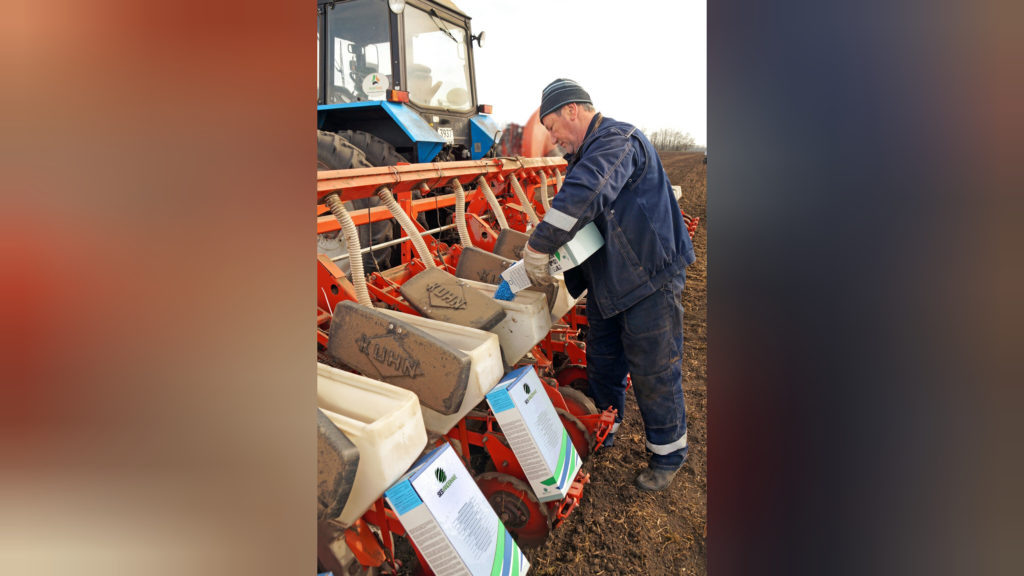    Механизатор ООО "Лебяжье-Чепигинское" Андрей Глуштарь со своей современной сеялкой справляется без помощников. Фото Архипа Ларченко. Владимир Головенко