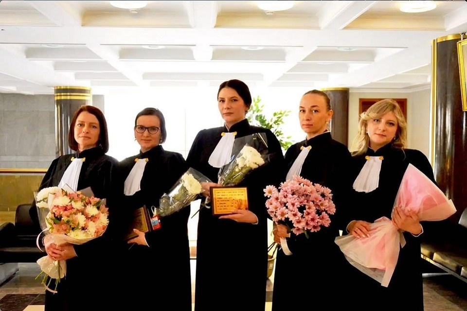    Пять мировых судьей приняли присягу. Фото: пресс-служба Свердловского областного суда