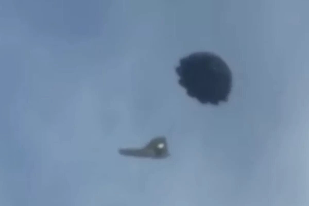    Военный летчик рассказал о спуске объекта в Харькове на загадочном парашюте