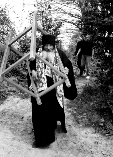 Афонский старец Дамаскин-чёточник на крестном ходе в честь иконы "Достойно есть"