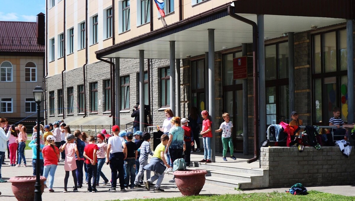    Занятия в этот день не проводятся, и учащиеся отдыхают вместе со всей страной.   1MI