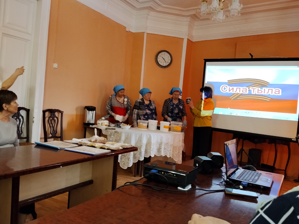 Часть группы волонтеров, которые готовят каши. Низкий им поклон лично от меня. Фото автора.