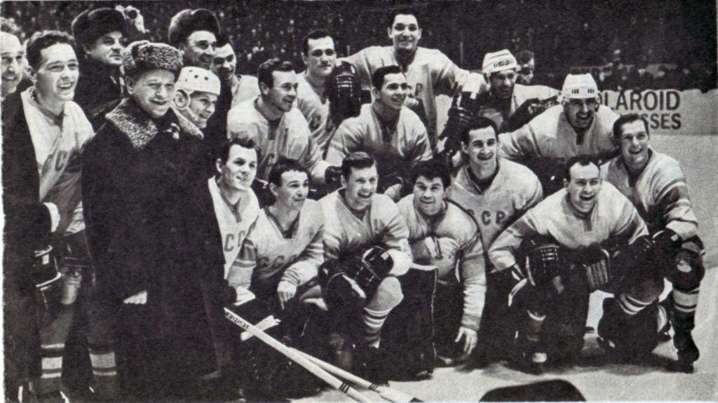 «1965. ЧМ и ЧЕ: Финляндия (Тампере). Сборная СССР - чемпион мира и Европы 1965 года. Слева направо 1 ряд: Шолохов (писатель), Александров, Старшинов, Зингер, Б. Майоров, Коноваленко, Кузькин, Альметов, Иванов. 2 ряд: Тарасов, Ионов, Овсеенко (массажист), Чернышёв, В. Якушев, Локтев, Ю. Волков, Давыдов, Рагулин, Л. Волков, Фирсов».  (Фото на Форуме хоккейных статистиков им. В. Малеванного)