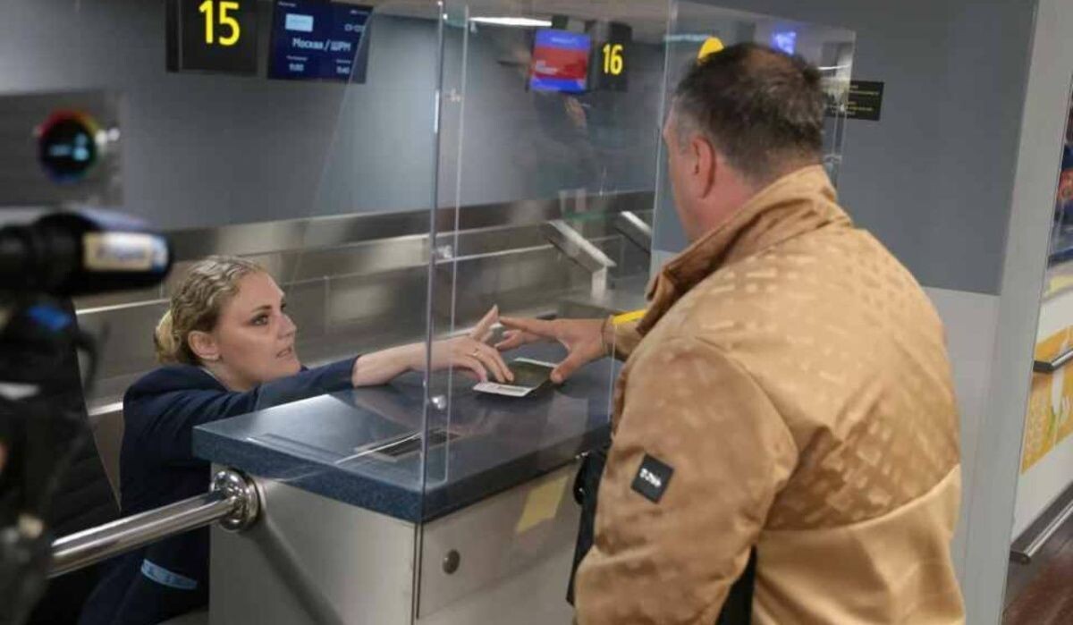     Пассажир и сотрудник аэропорта. Источник: omsk.kp.ru Автор фото: Сергей Надеждин