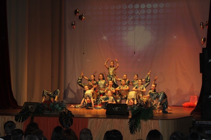 «Творцы хорошего настроения»: более 50 работников культуры получили награды в Миллеровском районе