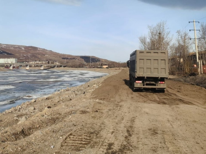    Пресс-служба правительства Забайкальского края. Для строительства дамб в руслах забайкальских рек используют тысячи кубометров сыпучих материалов